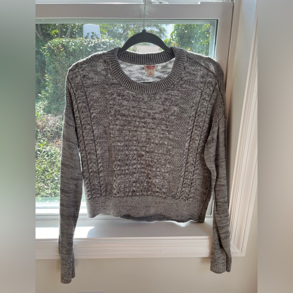 gray knitted sweater
